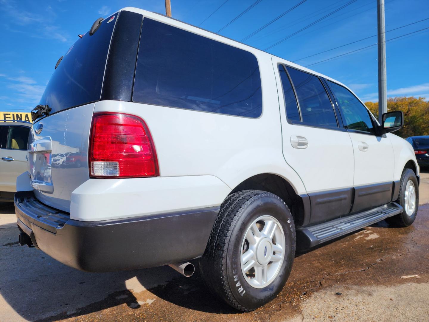 2005 WHITE Ford Expedition XLT (1FMPU15555L) with an V8 engine, AUTO transmission, located at 2660 S.Garland Avenue, Garland, TX, 75041, (469) 298-3118, 32.885551, -96.655602 - Welcome to DallasAutos4Less, one of the Premier BUY HERE PAY HERE Dealers in the North Dallas Area. We specialize in financing to people with NO CREDIT or BAD CREDIT. We need proof of income, proof of residence, and a ID. Come buy your new car from us today!! This is a Super Clean 2005 FORD EXPED - Photo#3